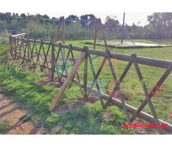 Παιδική χαρά με εμποτισμένη περίφραξη χιαστή