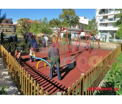 Παιδική χαρά σε πλατεία πόλης με ελαστικό δάπεδο ασφαλείας