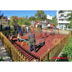 Παιδική χαρά σε πλατεία πόλης με ελαστικό δάπεδο ασφαλείας