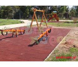 Παιδική χαρά με ελαστικό δάπεδο και ξύλινα όργανα