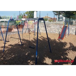 Παιδική χαρά πλατείας με μεταλλικά όργανα
