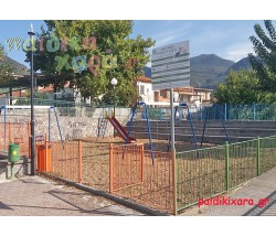 Παιδική χαρά πλατείας με μεταλλικά όργανα