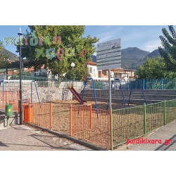 Παιδική χαρά πλατείας με μεταλλικά όργανα