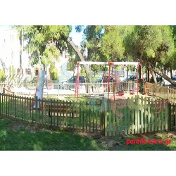 Παιδική χαρά σε πλατεία πόλης