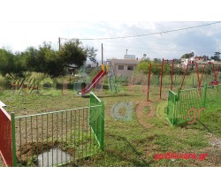 Παιδική χαρά με μεταλλική περίφραξη