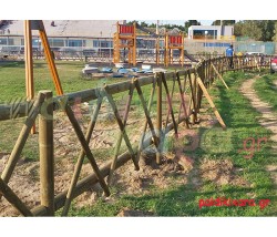 Παιδική χαρά με εμποτισμένη περίφραξη χιαστή