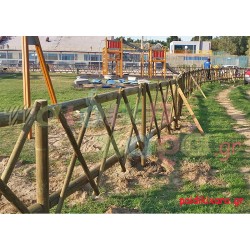 Παιδική χαρά με εμποτισμένη περίφραξη χιαστή
