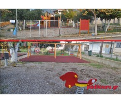 Παιδική χαρά με ξύλινα όργανα παιδιών-νηπίων