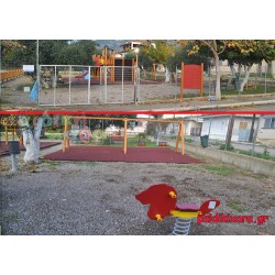 Παιδική χαρά με ξύλινα όργανα παιδιών-νηπίων